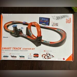 Hot Wheels Smart Track Starter Kit EUC w/ cars.